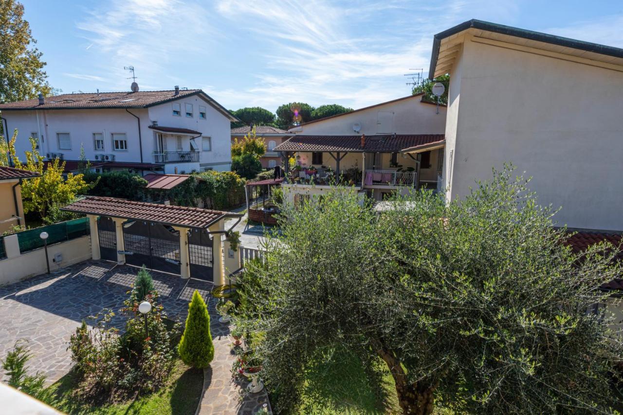 Residenza Tirrenia By Mmega Apartment Marina di Massa Bagian luar foto